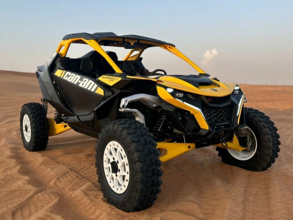 Buggy CanAm Maverick Turbo RR Jaune et noir 2024 dans le sable du désert de Dubaï , prêt à partir en tour avec ses 2 passagers