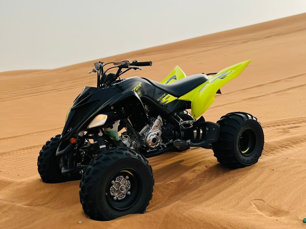 Quad Yamaha 700 Jaune et noir sur le sable