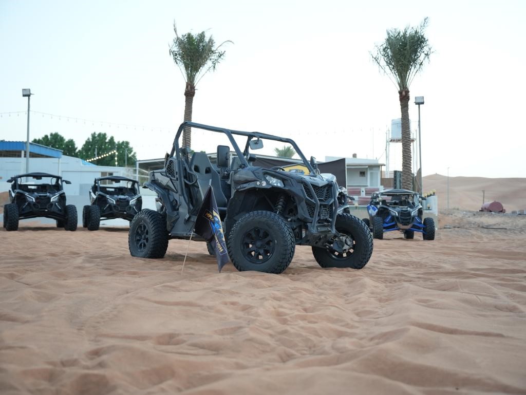 Buggy CanAm DS sport noir sur une dune de Dubaï , prêt à partir en tour avec ses 2 passagers