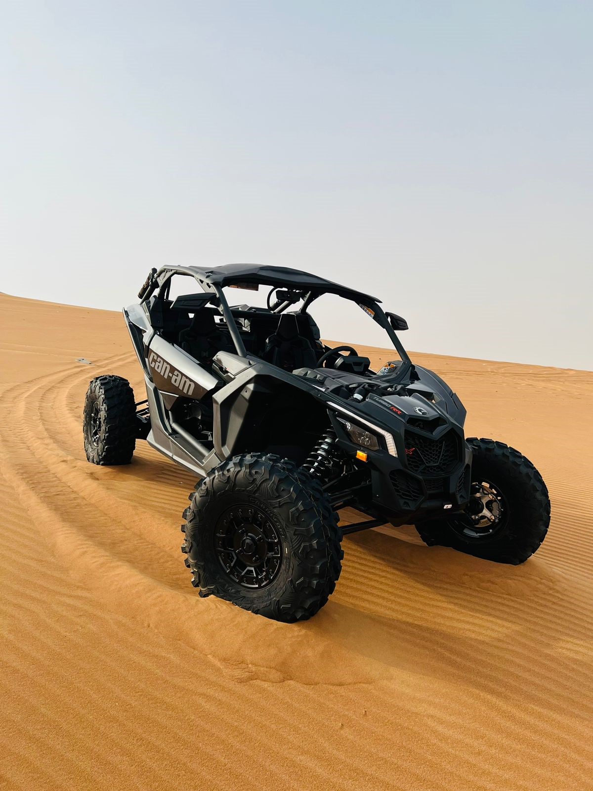 Le fabuleux CanAm Maverick RR dans le sable du désert de Dubaï