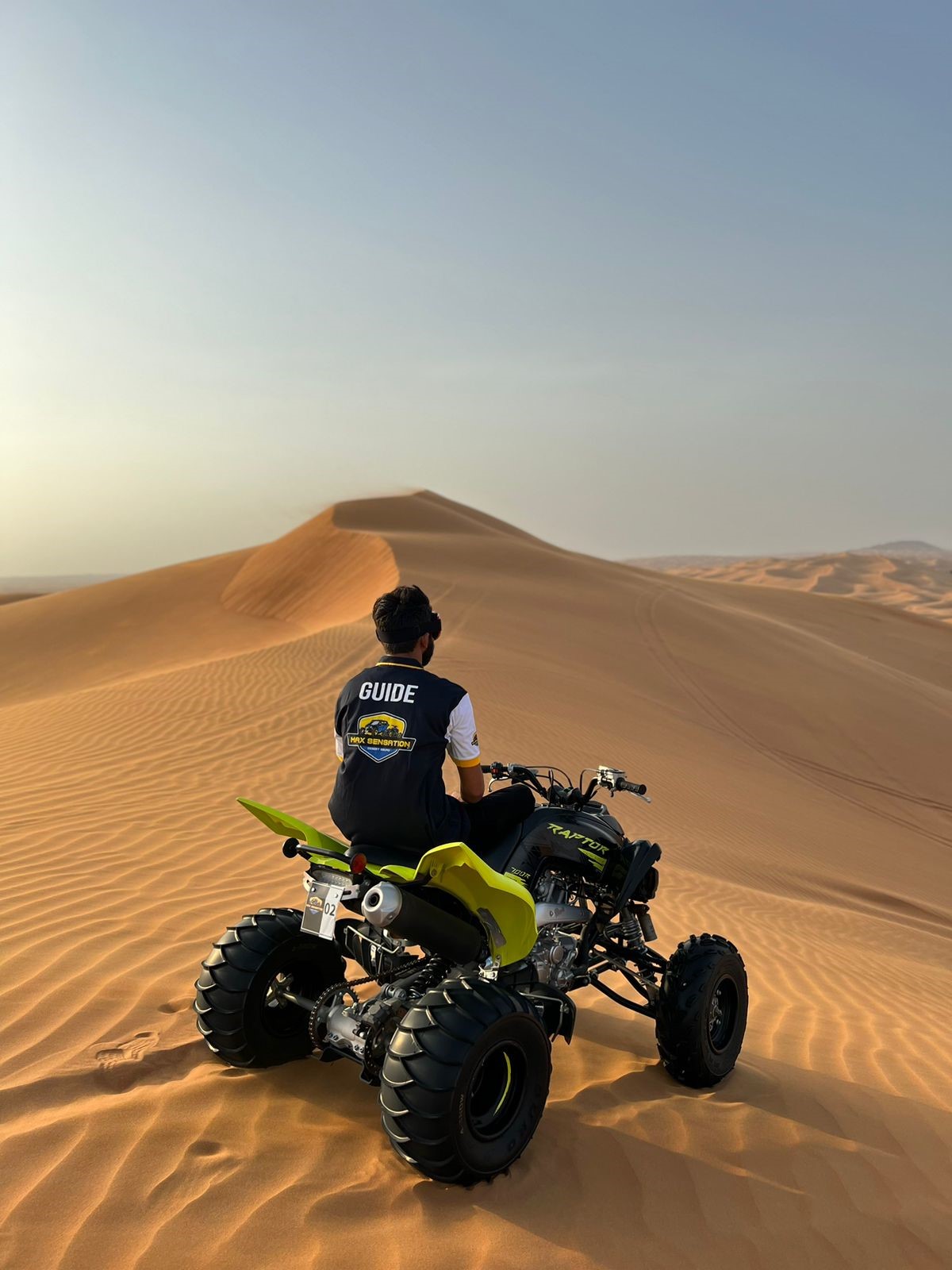 Votre guide sur un Quad Yamaha 700 Jaune et noir dans les dunes de dubaï