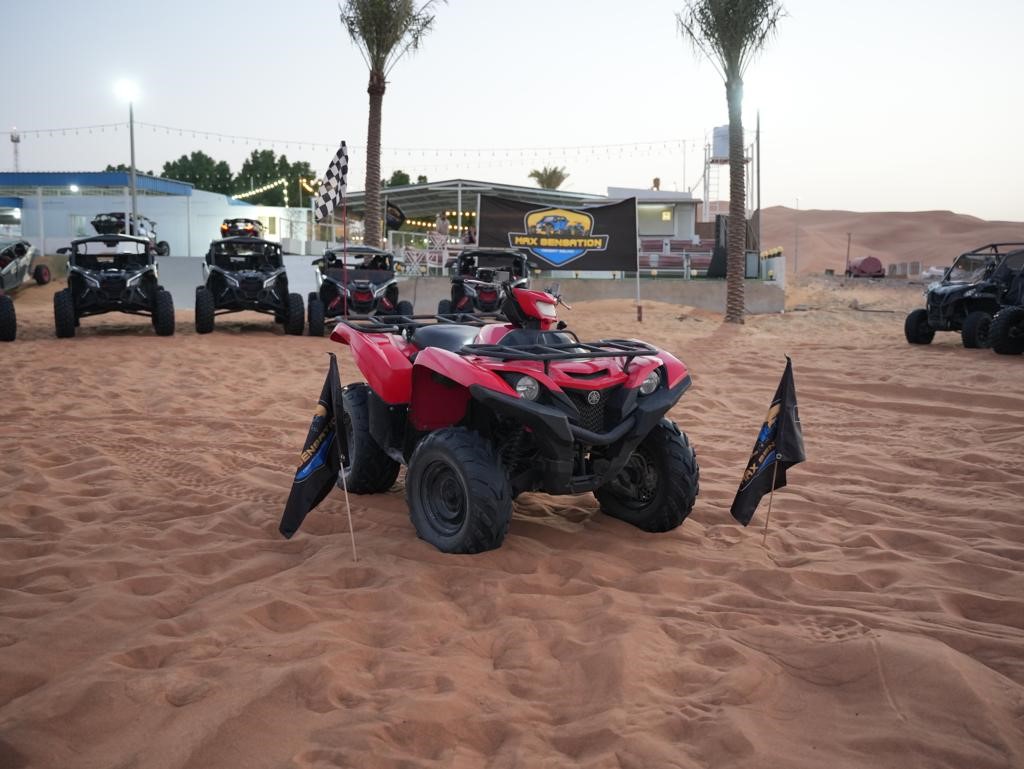 Yamaha Grizzly Rouge dans le sable du désert de Dubaï , prêt à partir en tour