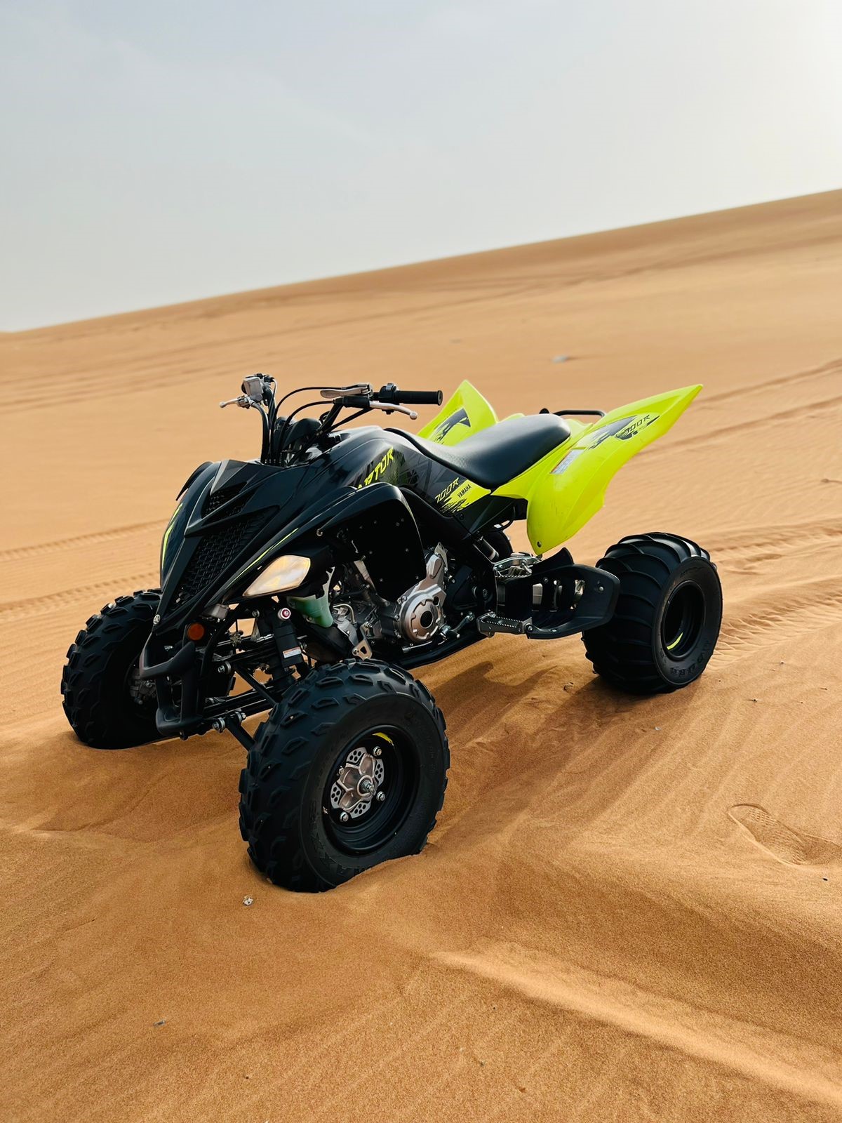 Quad Yamaha CC Raptor Jaune sur une Dune de sable